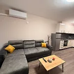 Danny Welcomes Appartement *